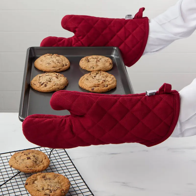 Superior Carmine Red Oven Mitt And Potholder Set 1